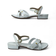 Imagen de Sandalia Tiras Cruzadas Aplique Frutilla Taco 2 1/2 Napa Molekinha (2318149NP)