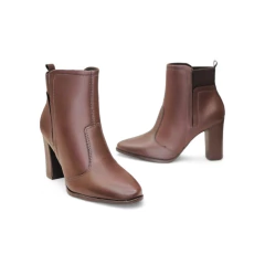 Imagen de Bota Punta Fina Recortes Elastico Taco 8 1/2 Napa Beira Rio (9043133NP)