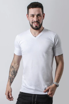 REMERA ESCOTE V CON PUÑO (41278) - comprar online