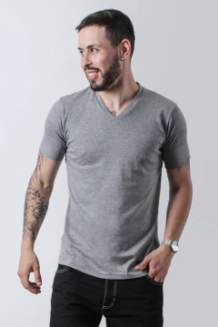 REMERA ESCOTE V CON PUÑO (41278) - No End MAYORISTA