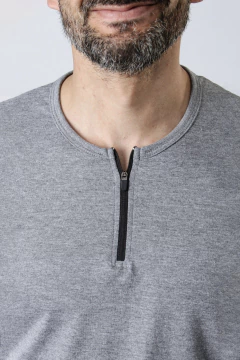 REMERA BÁSICA CON CIERRE (39275) - No End MAYORISTA