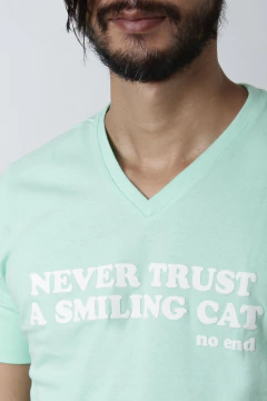 REMERA NEVER TRUST A SMILING CAT (40282) en internet