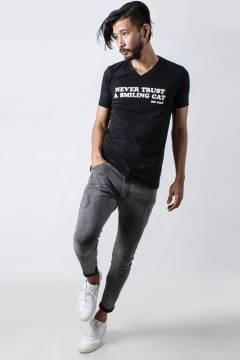 REMERA NEVER TRUST A SMILING CAT (40282) - No End MAYORISTA