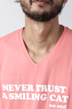 REMERA NEVER TRUST A SMILING CAT (40282) - comprar online