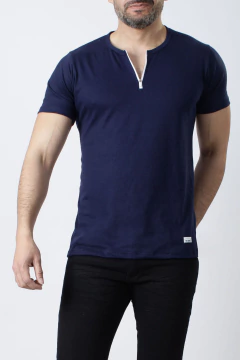 Imagen de REMERA BÁSICA CON CIERRE (39275)