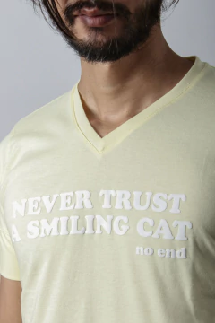 REMERA NEVER TRUST A SMILING CAT (40282) - comprar online