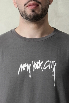 REMERA OVER MANHATTAN (43768) en internet