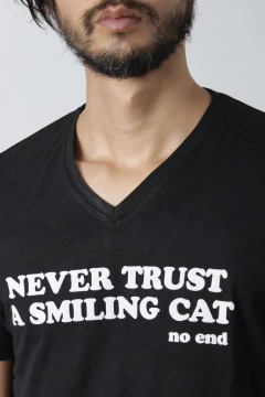REMERA NEVER TRUST A SMILING CAT (40282)