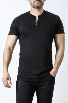 Imagen de REMERA BÁSICA CON CIERRE (39275)