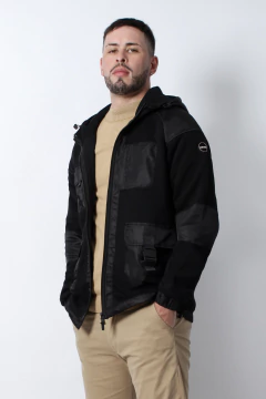 CAMPERA PITUCONES Y BOLSILLO CON TAPA (42468)