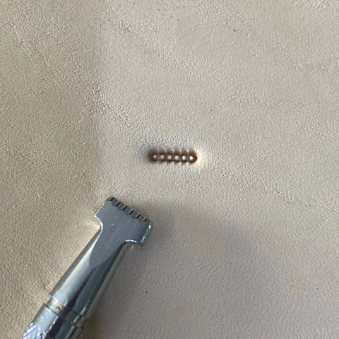 Ferrinho/ Pino/ Carimbo Craft Japan A106 Fundo Bolinha M