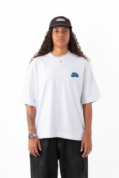 “RAIZES LOCAIS" BOXY TEE BRANCO - GOOD HOMIES