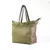 Bolsa de ombro de couro na cor verde com alça removível, apresentando um design moderno.