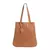Bolsa de ombro de couro legítimo na cor caramelo, com alças longas e detalhe em tag.