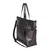 Bolsa de ombro de couro preto metalizado com alça removível, apresentando um design elegante e prático.
