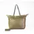 Bolsa de ombro de couro verde com alça removível e compartimentos laterais.
