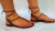 Sandália Rasteira Helena em Couro Cobre Metalizado, destacando elegantes tiras que proporcionam conforto e estilo. Um calçado feminino sofisticado, perfeito para ocasiões especiais e looks casuais de verão."