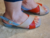 sandália de salto em couro legítimo nas cores azul bebê e coral. O design é elegante e moderno, destacando-se pela combinação vibrante de tons suaves. A sandália possui detalhes em couro legítimo, conferindo-lhe uma aparência sofisticada. O salto alto adi
