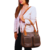 Bolsa Andória Rita em Couro Verde Musgo com detalhes Caramelo, destacando elegância e praticidade. Apresenta zíper, alça regulável, e garante qualidade com 5 anos de garantia no teor do couro. Acessório sofisticado e durável para mulheres contemporâneas.