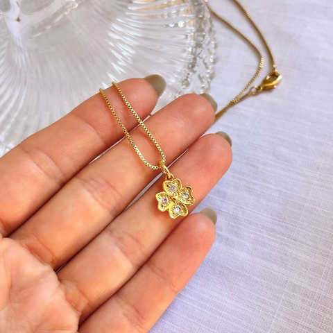 Colar trevo cravejado banhado a ouro 18k