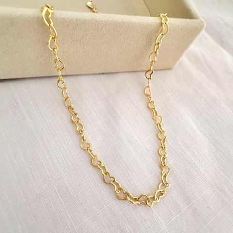 Tornozeleira corações vazados banhada a ouro 18k