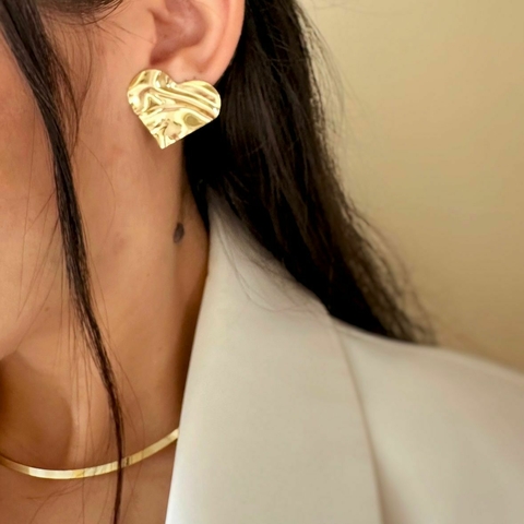 Brinco coração orgânico banhado a ouro 18k - comprar online