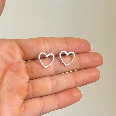 Brinco coração vazado em prata 925