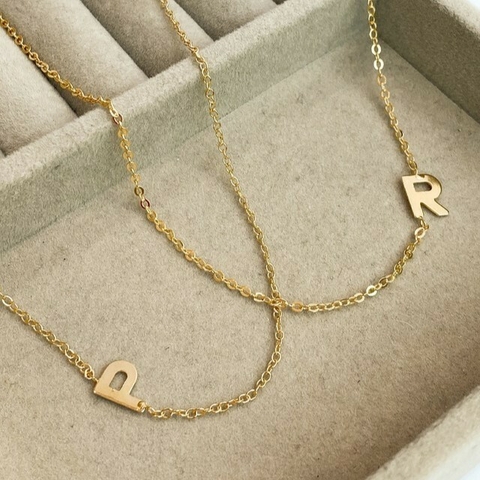 Colar letra minimalista banhado a ouro 18k