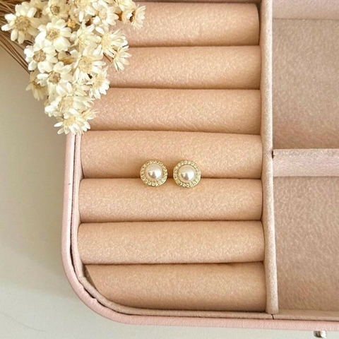 Brinco pérola 6mm base cravejada banhado a ouro 18k - comprar online