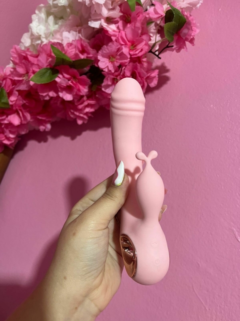Vibrador estimula clit