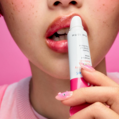*PREORDEN* Glossier Strawberry Balm Dotcom Lip Balm en internet
