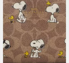 *PREORDEN* Coach X Peanuts Corner Zip Wristlet Snoopy - Maw Maw Beauty
