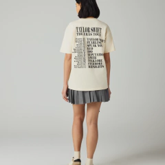 TS THE ERAS TOUR THROUGH LA BEIGE T-SHIRT *PREORDEN* - Maw Maw Beauty