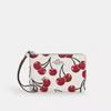 *PREORDEN* Coach Corner Zip Wristlet With Cherry Print - comprar en línea