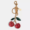 *PREORDEN* Coach Signature Cherry Bag Charm - comprar en línea