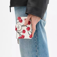 *PREORDEN* Coach Medium Corner Zip Wallet Cherry Print - tienda en línea
