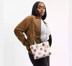 Imagen de *PREORDEN* Coach Mollie Tote Bag 25 With Strawberry Print