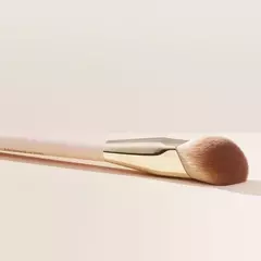 *PREORDEN* Rare Beauty by Selena Gomez Liquid Touch Foundation Brush - comprar en línea