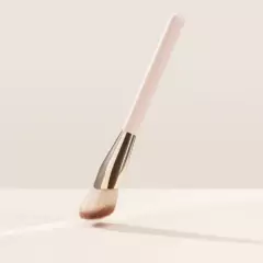 *PREORDEN* Rare Beauty by Selena Gomez Soft Pinch Blush Brush - comprar en línea