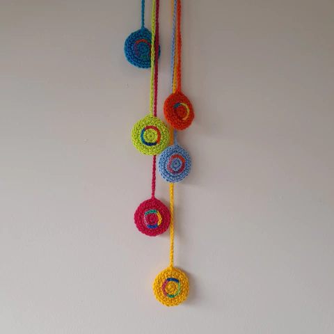 Pingente Discos Coloridos Crochê II - comprar online