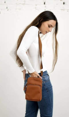 Porta celular Lara Almendra - comprar online