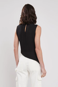 Blusa assimétrica na internet