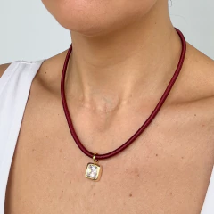 Imagem do Colar Linea Piazza - Vinho com pingente Quadrado e Zirconia Ouro