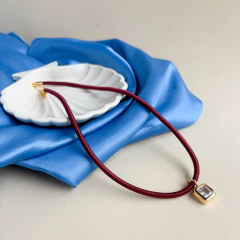 Colar Linea Piazza - Vinho com pingente Quadrado e Zirconia Ouro - comprar online