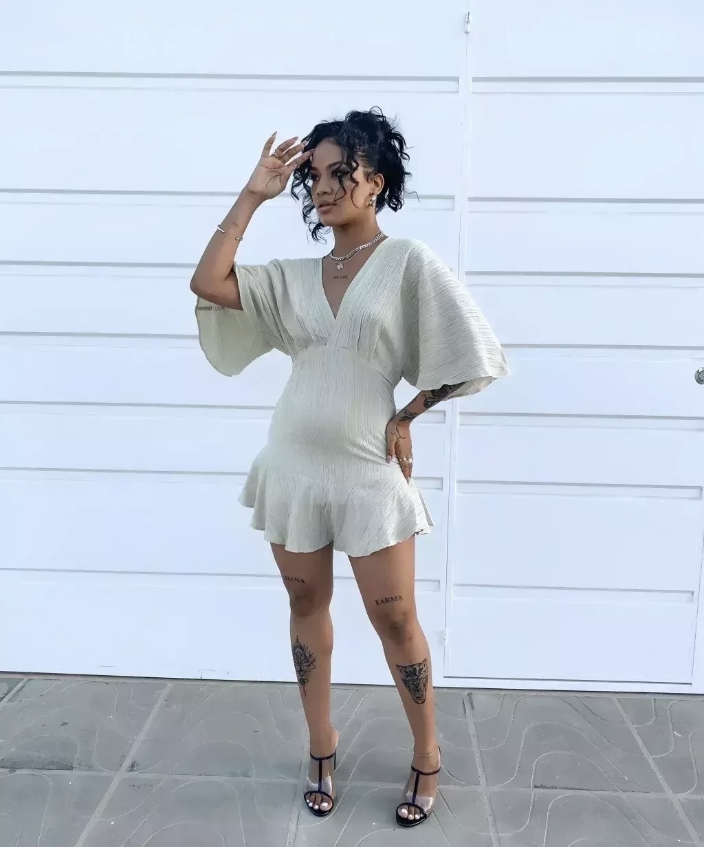 Vestido de manga em crepe texturizado