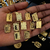 PINGENTE LETRA BORDA DIAMANTADA PEQUENO 1,5G-1X2CM BANHADO A OURO 18K na internet