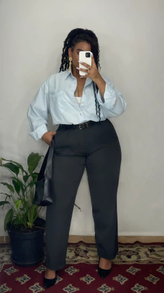 Camisa azul na internet