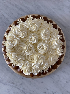 Torta Brownie con dulce de leche y crema chantillí