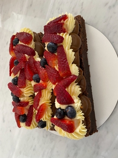 Torta Brownie 2 letras o 2 números con frutos rojos 2kg - comprar online