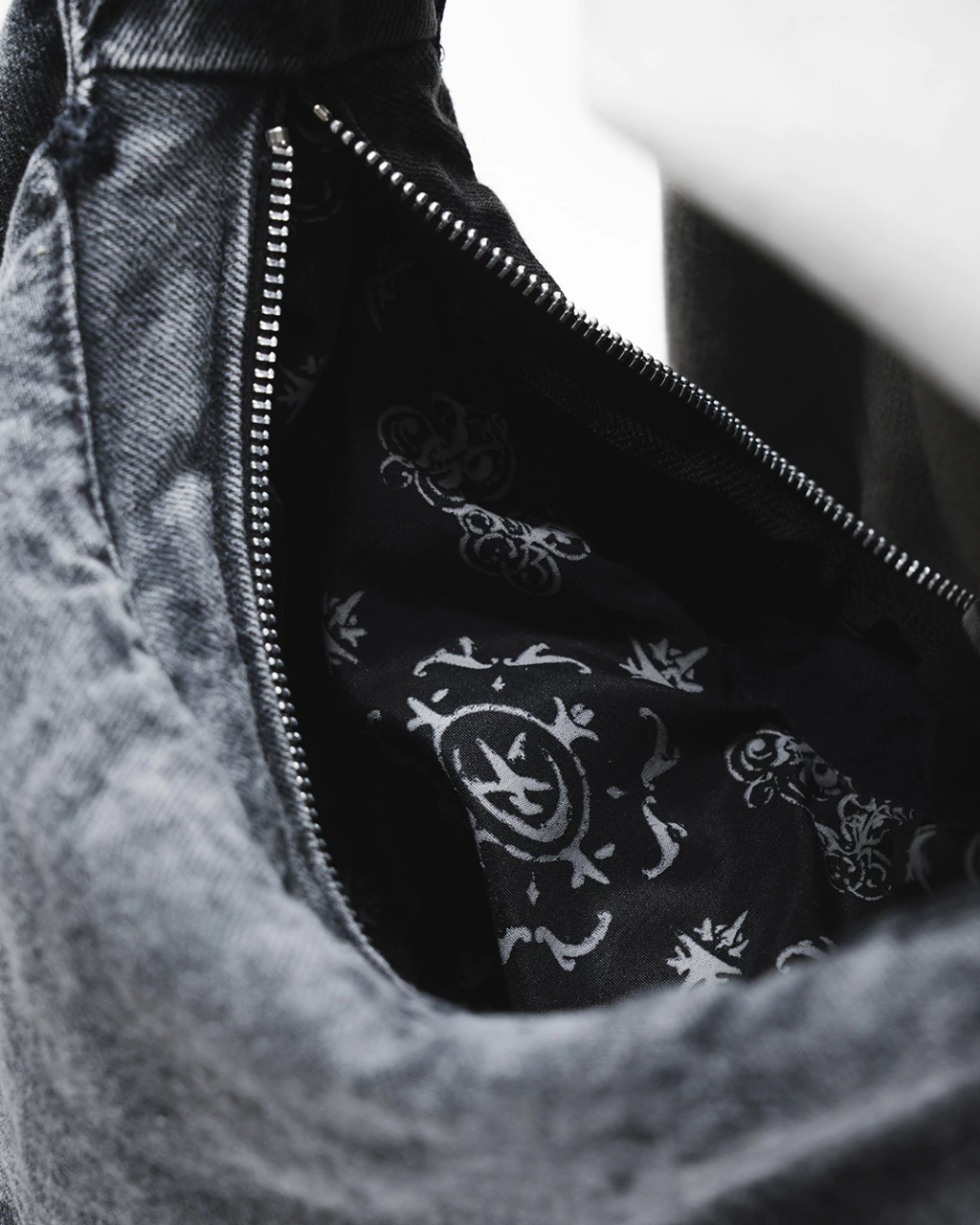 TSUNO ZIPPER BAG ARMY BLACK - ROTTEN FUTURE ™